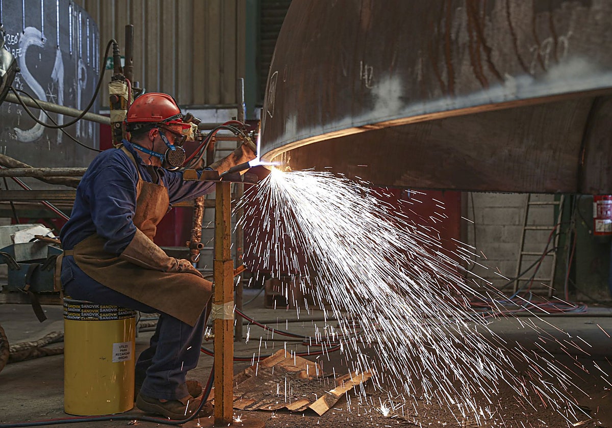 Un trabajador de una empresa de calderería pesada.