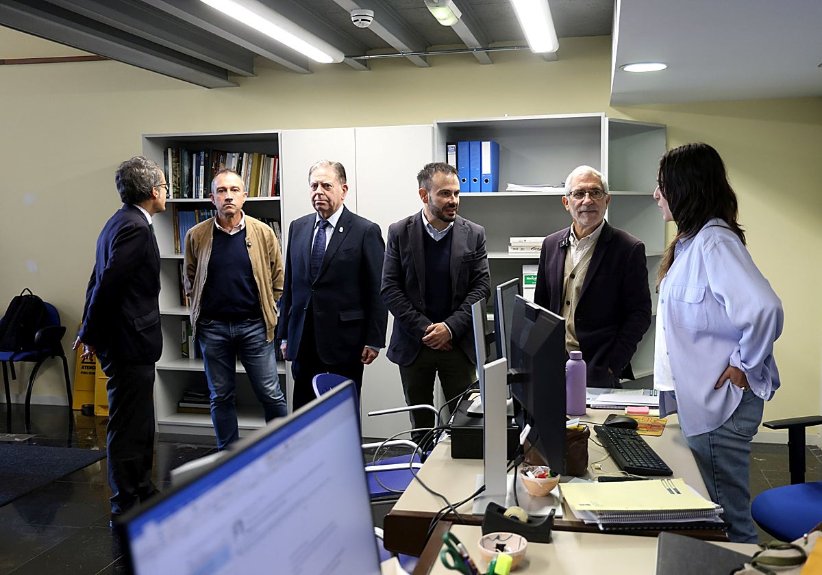 Nacho Cuesta, Ovidio Zapido, Alfredo Canteli, Jesús Daniel Sánchez y Gaspar Llamazares, con una de las tres trabajadoras de la Oficina Municipal de Vivienda.