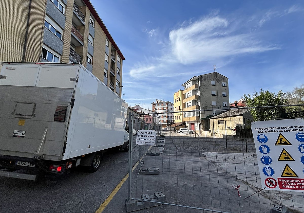 Avenida de Gijón de Pola de Siero, donde se encontraba la vieja nave, ya derruida.