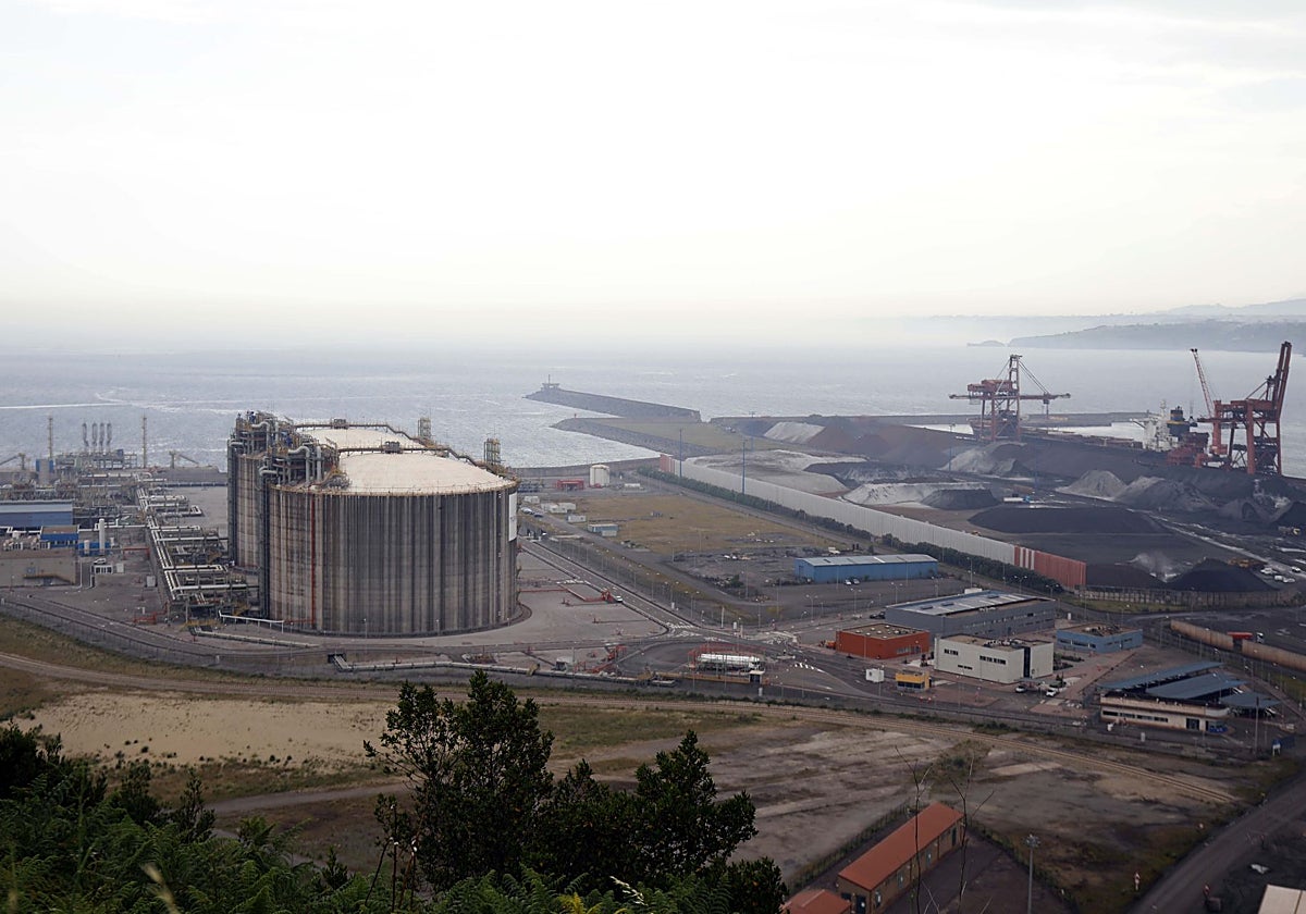 A la izquierda, la regasificadora de El Musel. La propuesta para ubicar el parque de baterías quedaría a escasos 200 metros.