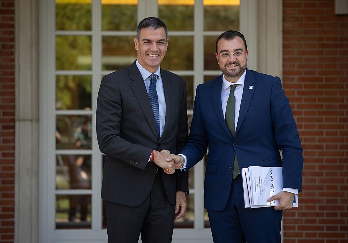 El presidente del Gobierno, Pedro Sánchez, y el líder regional en Asturias, Adrián Barbón, posan en el Palacio de la Moncloa.