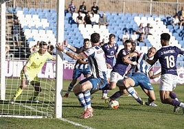 Álvaro Santamaría marca el primer gol del Real Avilés en Guadalajara tras un primer remate fallido de Kevin Bautista.