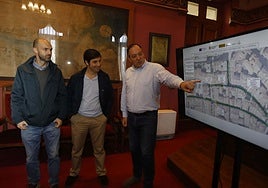 El alcalde de Villaviciosa, Alejandro Vega, observa e indica los pasos de la actuación junto al director de Promoción de Desarrollo Turístico de la Mancomunidad de la Comarca de la Sidra y el ingeniero redactor del proyecto, Rubén Rodríguez.