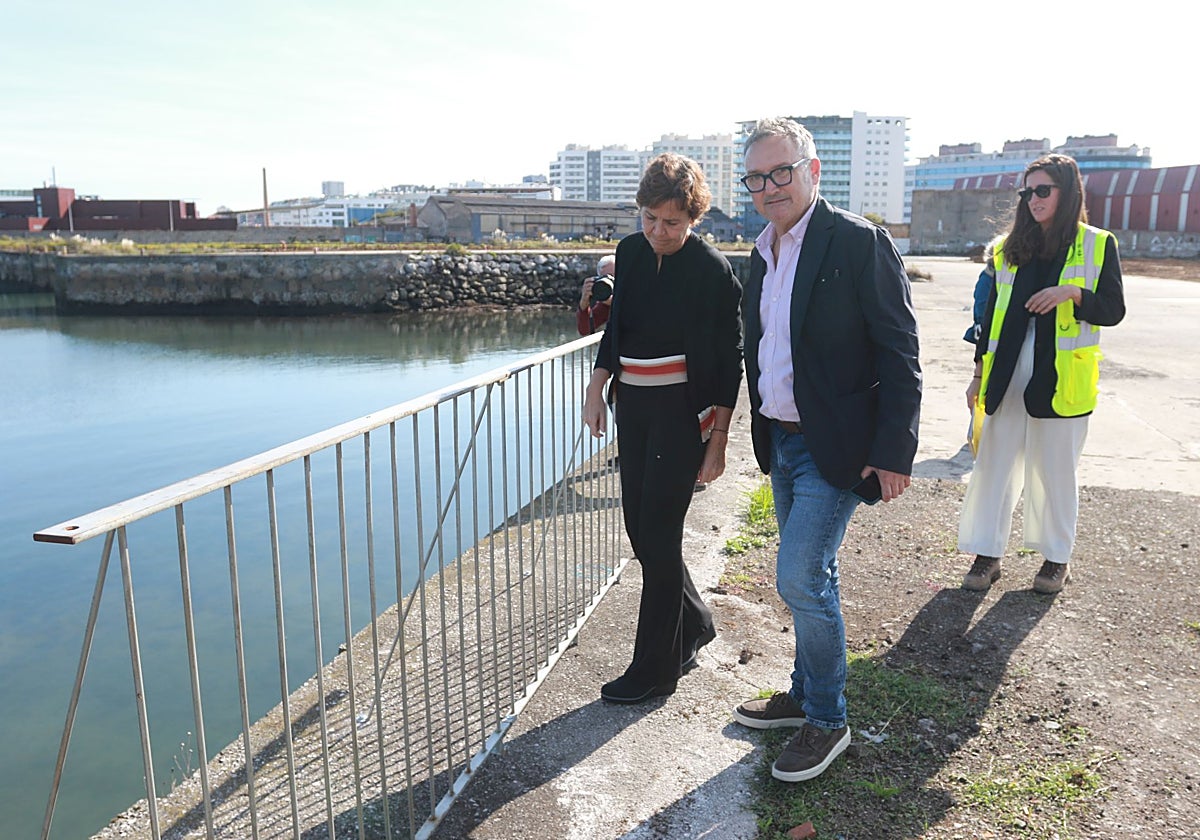 Carmen Moriyón y Gilberto Villoria, junto al tramo de barandilla instalado a modo de prueba junto al futuro paseo.