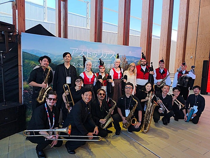 La banda de gaitas Villa de Gijón junto con los músicos nipones de jazz