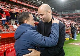 Borja Jiménez y Miguel Ángel Ramírez, el nuevo entrenador del equipo gijonés y uno de sus predecesores, durante un Sporting - Leganés de 2023.