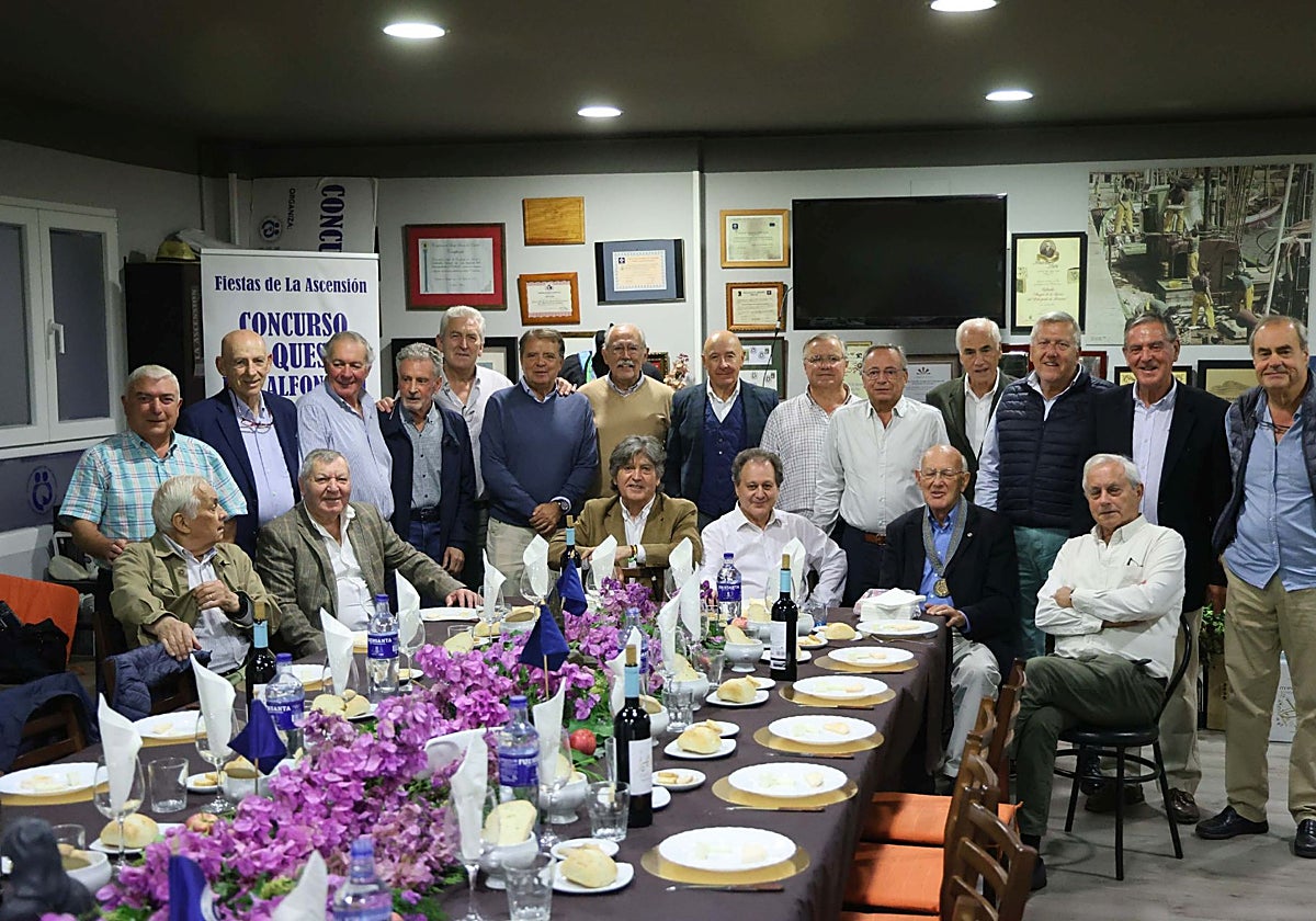 La reunión en la sede de la Real Cofradía de Amigos de los Quesos del Principado de Asturias.