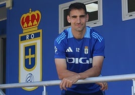 El defensa central del Real Oviedo Dani Calvo posando en las instalaciones de El Requexón para una entrevista para EL COMERCIO.