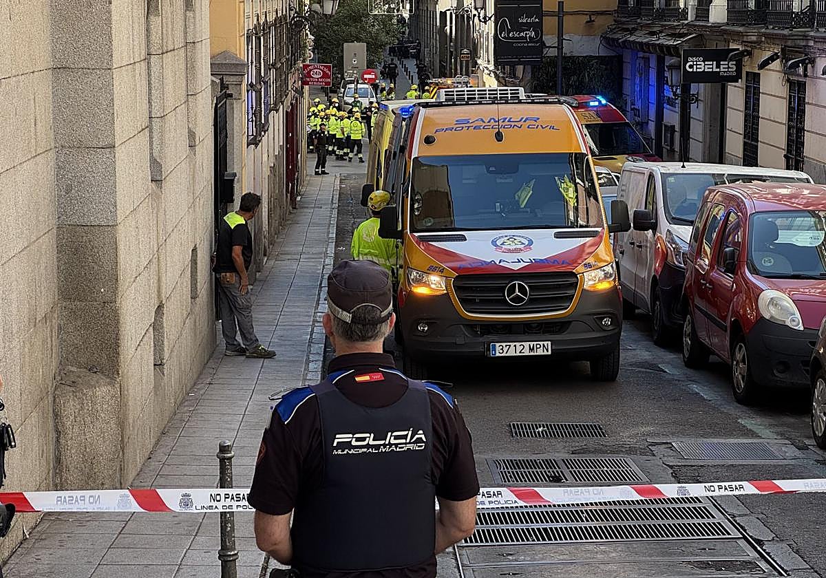 La Policía busca posibles atrapados en el edificio derrumbado en el centro de Madrid.