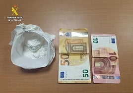 Droga y dinero intervenido por la Guardia Civil en Castropol.