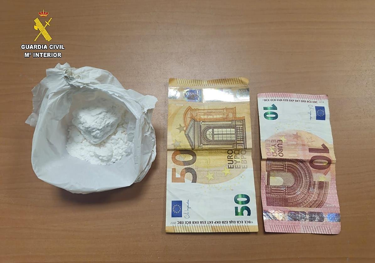 Droga y dinero intervenido por la Guardia Civil en Castropol.