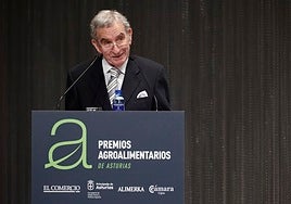 Emilio Serrando recogiendo un premio que le otorgó EL COMERCIO.