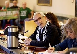 El portavoz del Grupo Municipal Izquierda Unida-Convocatoria por Oviedo, Gaspar Llamazares, con la kufiya palestina en el Pleno.