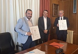 El alcalde de Mieres, Manuel Ángel García, junto al viceconsejero de Industria, Juan Carlos Campo, y el presidente de la Asociación de Empresarios Baiña-La Pereda, Víctor González