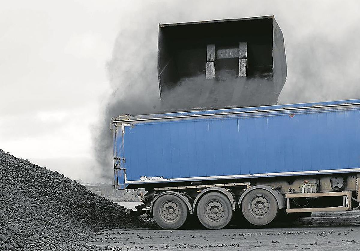 Movimiento de carbón en El Musel en una imagen de archivo (ajena al caso de la desaparición). JOSÉ SIMAL