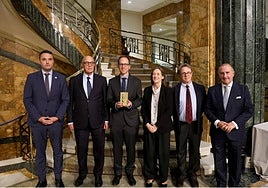 Guillermo Peláez, consejero de Hacienda, Justicia, y Asuntos Europeos del Principado; Josep Oliu, presidente de Banco Sabadell;Jan Stuhler, premiado; Teresa Garcia-Milà, presidenta del jurado del premio Fundación Banco Sabadell a la Investigación Económica; Juan José Dolado, glosador; y Pablo Junceda, director general de Sabadell Herrero.