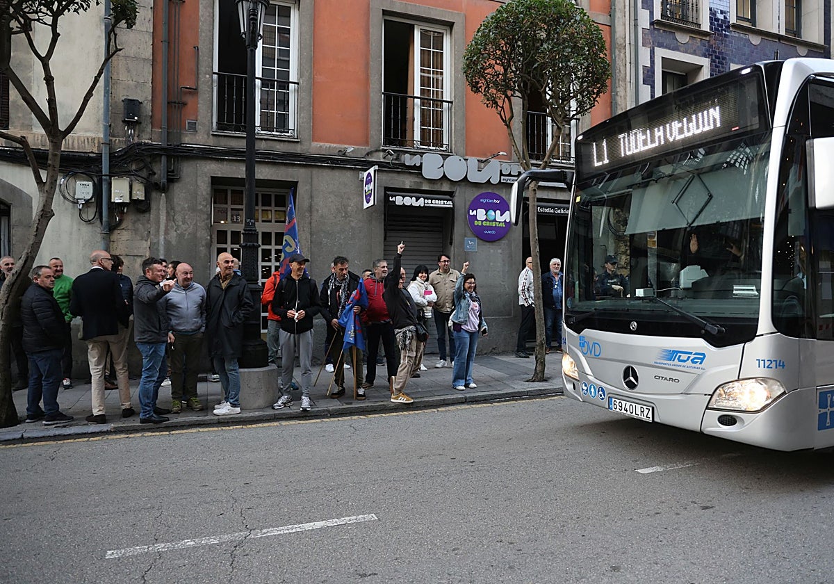 Varios trabajadores ante un autobús de TUA uno de los días de la pasada huelga.