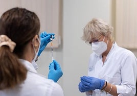 Marta Huerta, Ángel López y Ana Fernández, durante la presentación de la campaña de vacunación.