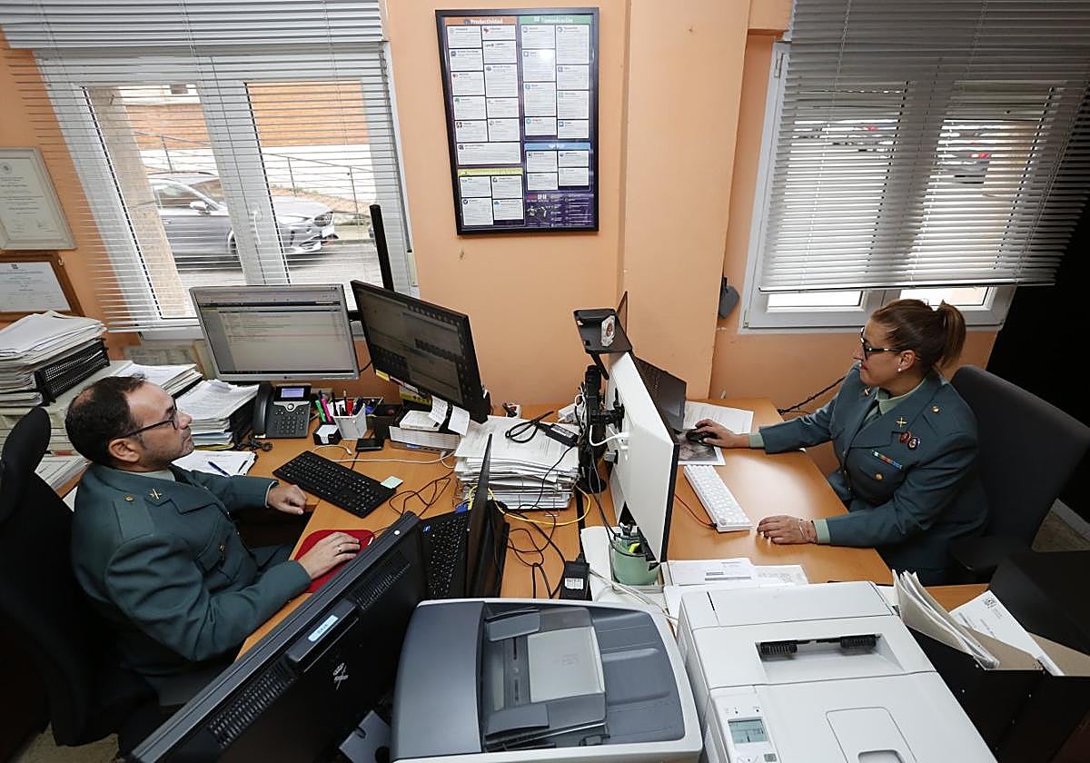 t Dos de los tres agentes que investigan este tipo de delincuencia