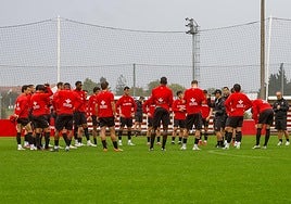 La primera plantilla escucha atentamente una de las primeras charlas de Borja Jiménez como técnico sportinguista en el entrenamiento de este miércoles en Mareo.