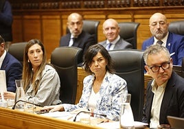 En primer término, Ángela Pumariega, Montserrat López y Gilberto Villoria. Detrás, Óliver Suárez, Abel Junquera y Guzmán Pendás.