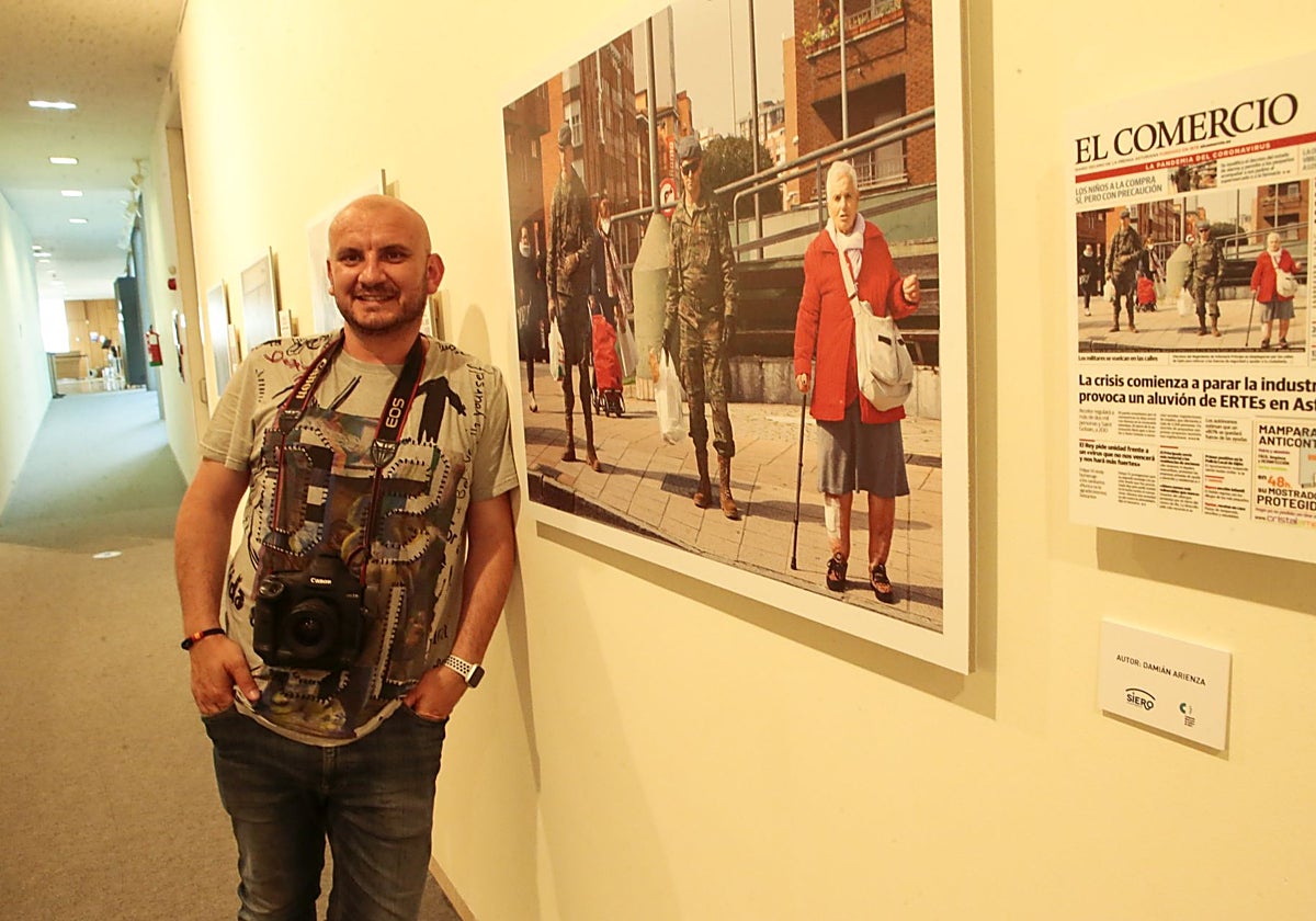 Damián Arienza, con su cámara y junto a una de sus fotografías.