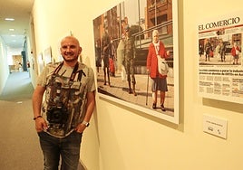 Damián Arienza, con su cámara y junto a una de sus fotografías.