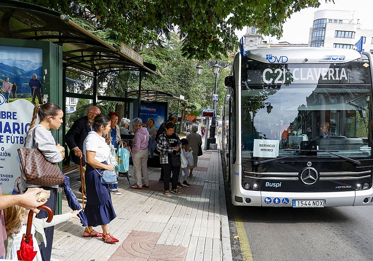 Uno de los autobuses de servicios mínimos en una parada durante la huelga del pasado mes de seotiembre