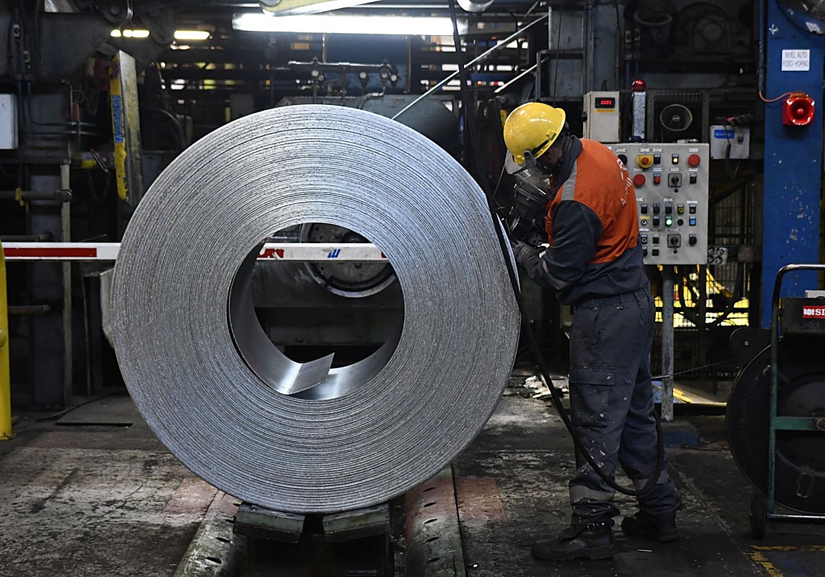 Un trabajador de la planta de Arcelor en Avilés.
