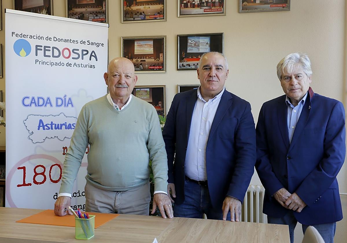 Por la izquierda, los presidentes Faustino Valdés, Carlos Vigil y Ernesto Marcos, en la sede de la Federación en la Escuela Náutico Pesquera de Gijón.