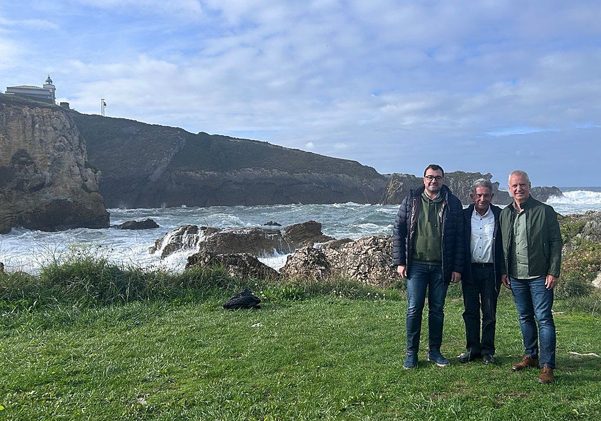 Barbón, Revilla y Urkullu posan ante un mar Cantábrico embravecido, el pasado domingo, en el exterior de la Ostrería de San Vicente, con el faro de la Punta de la Silla al fondo.