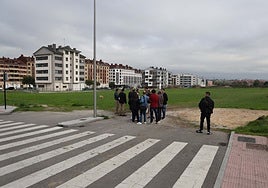 Responsables de las empresas implicadas en el proyecto y del Ayuntamiento, con el alcalde, en la zona de desarrollo del bulevar.