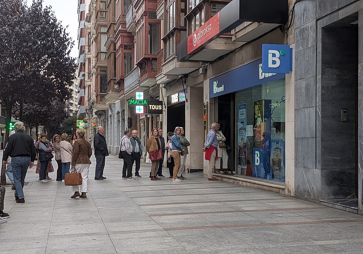 Numerosos clientes hacen cola ante una agencia de viajes para poder acceder a una plaza del Imserso.