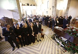 La familia de Emilio Serrano, en la primera fila de la iglesia de Collera, que se quedó muy pequeña para los asistentes a su funeral.