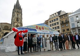 Especialistas posan junto a los concejales Lourdes García y José Ramón Prado en la plaza de la Catedral.