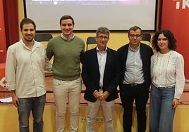 Raúl Cabezas, Jaime González-Baizán, Carlos Pajares, Francisco Fernández Linera y Carlota García-Noval, directivos y empleados de TKE, en el Aulario Sur de la EPI tras compartir sus experiencias.