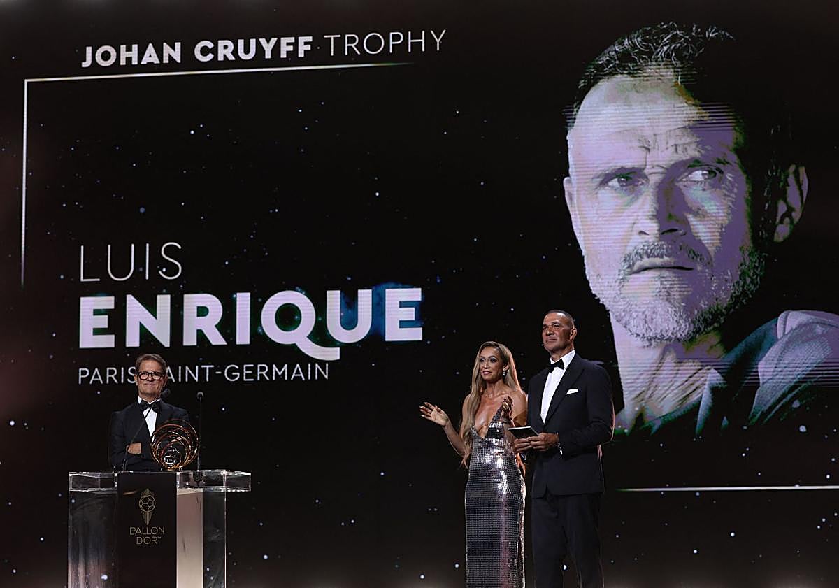 Imagen principal - Arriba, momento en el que Fabio Capello anuncia su nombre como mejor técnico en la gala del Balón de Oro; a la izquierda, con sus hijos –Pacho y Sira– y su mujer Elena, junto a la Champions; y a la derecha, en el palco de El Molinón, en noviembre de 2022. 