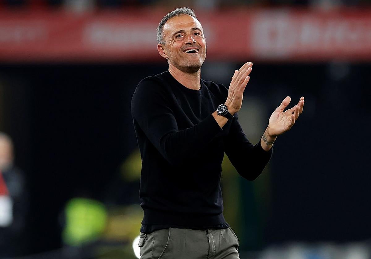 Luis Enrique aplaude a la grada durante su etapa como seleccionador.