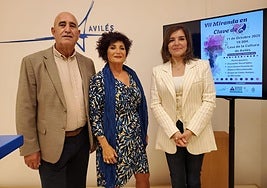 Luis Menéndez, director del Coro Amigos de Miranda, y Elsa Ana Sánchez, la secretaria, junto a la concejala de Cultura de Avilés, Yolanda Alonso.