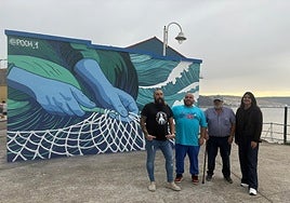 Poch junto a Raquel Ruiz y miembros de La Atalaya.