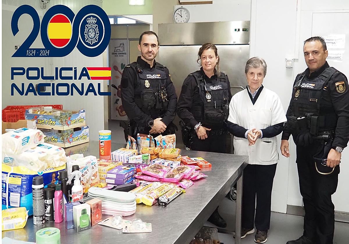 Foto de familia durante la entrega a la Cocina Económica de Oviedo.