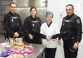 Foto de familia durante la entrega a la Cocina Económica de Oviedo.