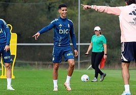 Ilyas Chaira, durante el entrenamiento del Real Oviedo este miércoles.