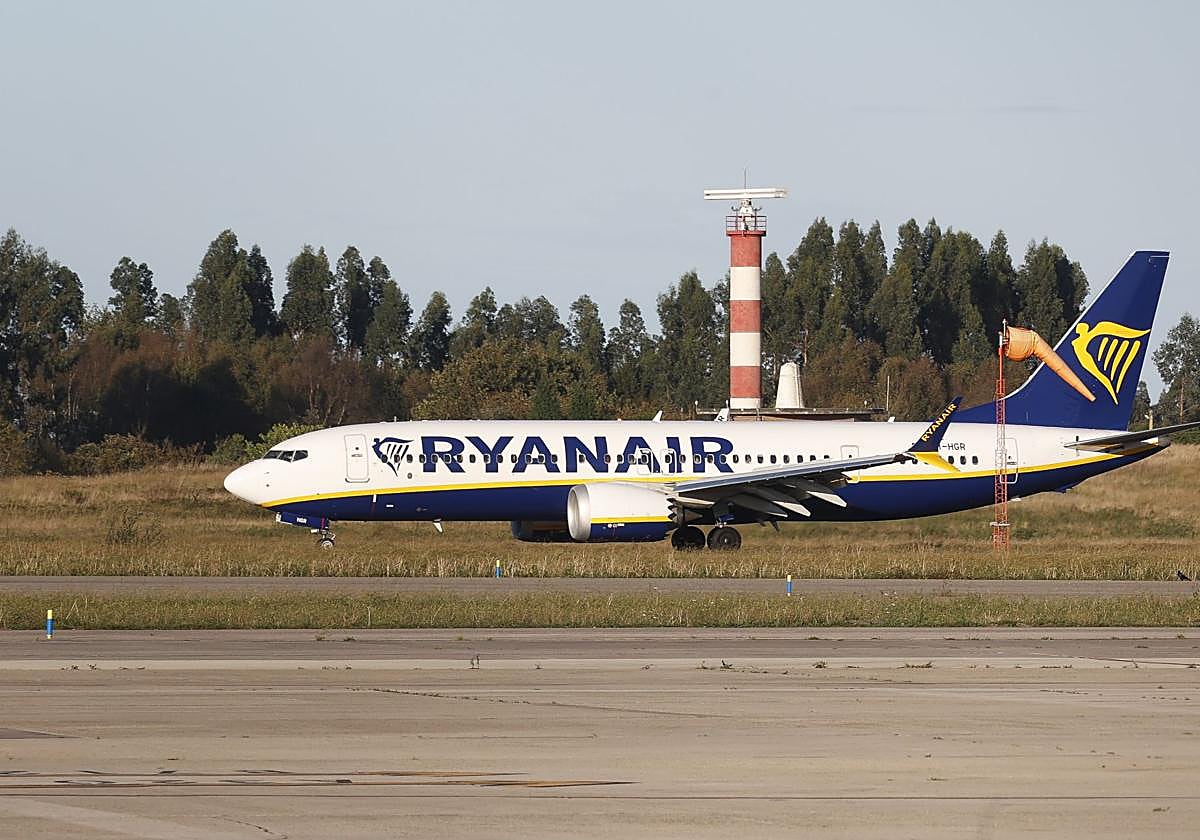 Un avión de Ryanair en el aeropuerto de Asturias.