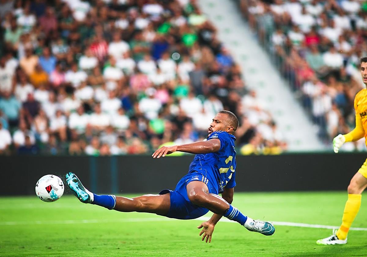 El delantero venezolano Salomón Rondón, que marcó el último gol del Real Oviedo ante el Valencia, intenta rematar en el encuentro ante el Elche un balón que se le escapó por poco.