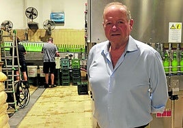 Samuel Trabanco en las instalaciones de su llagar en Llavandera posa orgullosopor ser la cuarta generación que continúa con el legado de Sidra Trabanco.