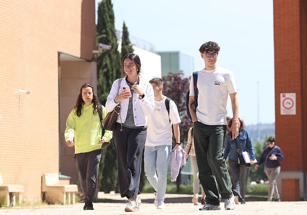 Un grupo de estudiantes camina por un campus universitario español.