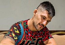 Joel Álvarez, en Río de Janeiro, firmando el cartel del evento.