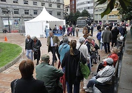 Cola ante la carpa de la Fundación Fernández-Vega en la plaza de la Escandalera.