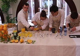 Algunos de los participantes preparando el matcha orange